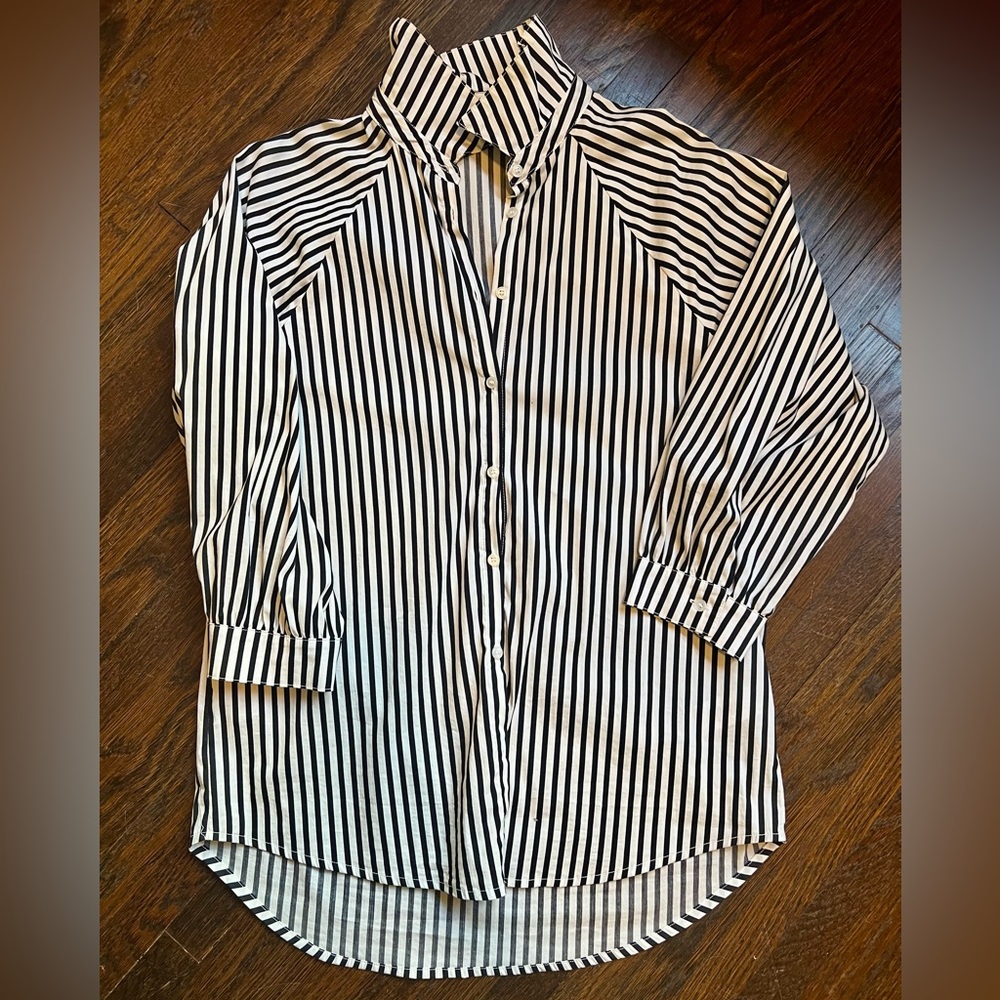 Tahari Women’s Black & White Stripe Button Down. Size Small.